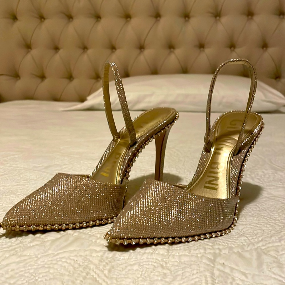 High heels. Size 7.5 in women’s. Sparkly gold. 4 inch of heel hight
